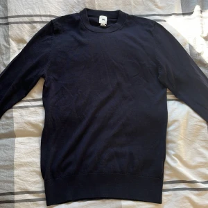 Kashmir-liknande tröja från HM - Skön tröja från HM i storlek S men skulle säga att den är XS.  Är i nyskick och knappt använd. 
