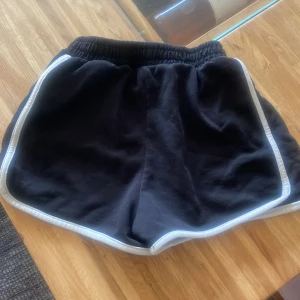 Sköna   träningshorts - Snygga träninsshorts i bra skick, bara använd 2 gånger. Har inga skador osv. Säljer för att de är alldeles för små för mig som ni ser på bilderna💗💗 Kontakta gärna först innan ni köper💗