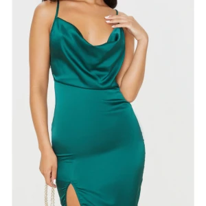 PLT klänning  - Helt ny oanvänd pris kan diskuteras vid snabbaffär 