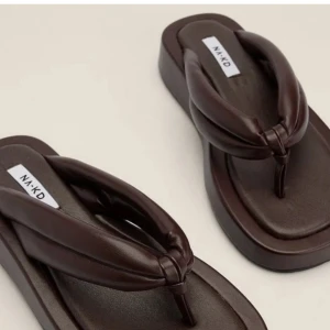 NAKD flip-flops  - Säljer dessa platå-sandaler / flipflops från NAKD Använda 1 gång ute. Supersköna! Skriv gärna för egna bilder☺️