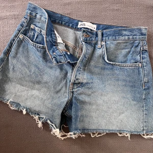 Jeansshorts - Assnygga jeansshorts från zara! Sparsamt använda pga för stora⭐️