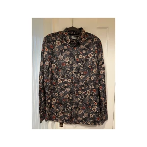Skjorta  - Skjorta, herr, blommig, Solid, strl XL, bra skick, lite använd 