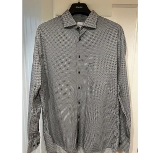 Skjorta  - Skjorta herr, Oscar of Sweden, regular fit, strl 44, 17 1/2 (hals-omkrets), lite använd 