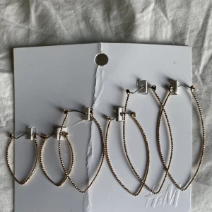 Nya guldfärgade örhängen  - 3 par från H&M. Nypris 79