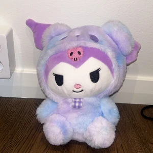 kuromi gosedjur - gulligt kuromi gosedjur ♥️ köptes online för något år sen! får inte plats i mitt rum tyvärr :(