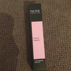 Lipgloss NOTEcosmetiques - Oöppnad mineral lipgloss i färg nr2 BlondiePink  Med coral seaweed & Vitamin E  Från NoteCosmetiques  6ml 45kr nypris 100kr 