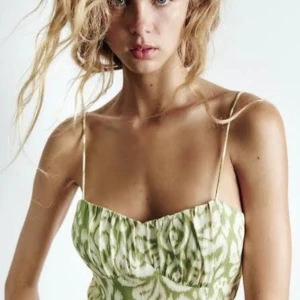 NY Zara klänning blommig Sommar   - Sommar klänning från Zara. Slutsåld helt ny med prislappar kvar. Storlek small. Perfekt till midsommar 