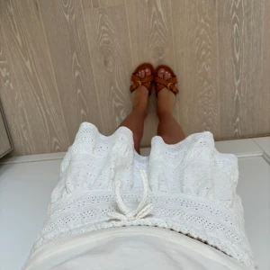 Minikjol  - Superfin brodderad minikjol från zara, frpn barnavdelningen men sitter som en xs💕