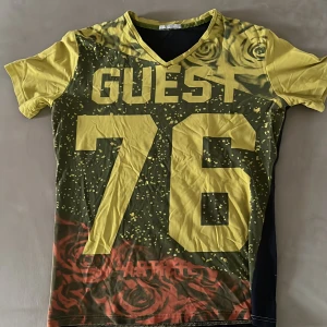 T-shirt  - Slim fit T-shirts liten spricka vid kragen se bild storlek S