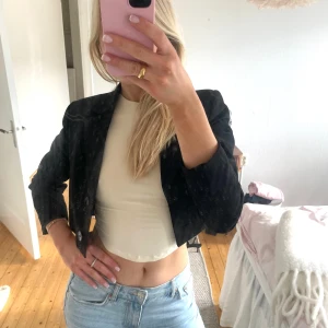 Så snygg kort svart kavaj från Zara - Så snygg kort, croppad kavaj från zara! Perfekt som en liten jacka över klänningar!!