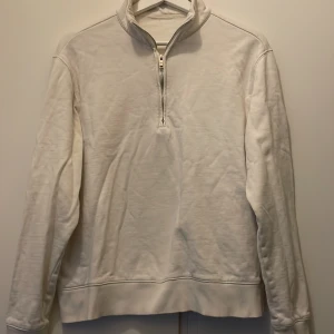Halv zip  - Knappt använd zip hoddie från märket Mango som är S men passar mellan Xs och S, passar både som vardaglig men också till finare tillfällen, säljes billigt så kom med ett pris😉