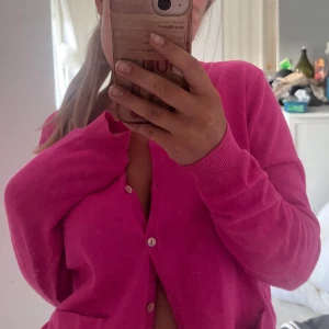 Neonrosa kofta🥰 - Jättefin när man är brun tills sommaren🥰 står L men den passar bra på mig som har S:)