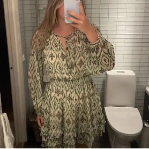 Zara klänning - Helt oanvänd köpt förra sommaren, finns inte längre kvar på zaras hemsida. Perfekt nu till sommaren,(lånade bilder)💕