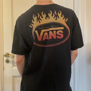Vintage Vans t-shirt svart eld graphic tee orange oversized retro skater - Vintage oversized Vans t-shirt / graphic tee med eld tryck på fram och baksida 🔥🛹🛹