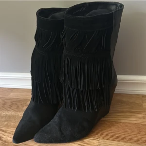 Mocka stövlar  - As snygga stövlar med fransar som TYVÄRR inte kommer till användning :( Klacken är 10cm 🖤🖤 köparen står för frakt! Använd gärna köp nu☺️