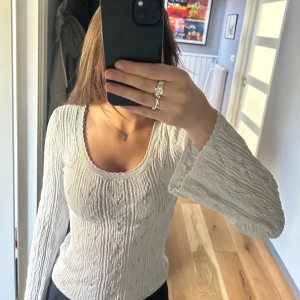 Lindex topp - JÄTTEFIN långärmad tröja från Lindex. Fåtal gånger använd nypris 400. Perfekt inför sommaren!