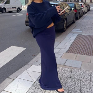 Marinblå kjol - Säljer denna marinblå kjol från nelly, som är bra i längden på mig som är 172. Använd fåtal gånger❤️