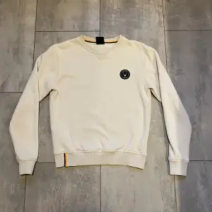 En beige sweatshirt från märket SON (style of Norrland) i använt skick men inga defekter. Storlek S. Nypris runt 900-1000 