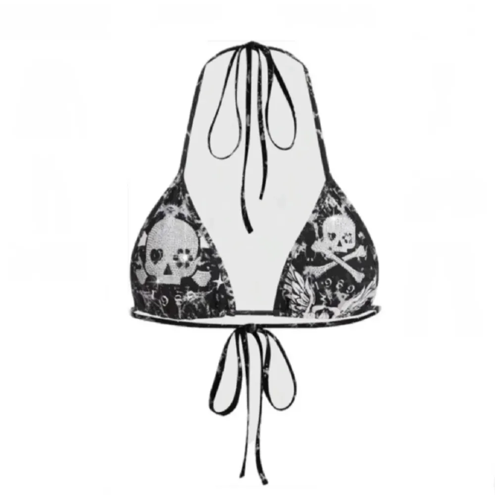 Ascool bikinitopp köpt här på plick som tyvärr var för liten, aldrig använd av mig eller tidigare ägare! Storlek XS/34 Knytsnören för justerbar storlek och så snygga rhinestones på 💞. Muu.