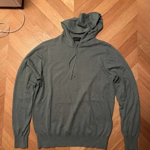 Massimo dutti tröja - Grön stickad tröja med luva från massimo dutti i Kashmir blandning. Använd endast 2 gånger. 