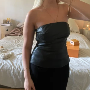Skinn topp - Super snygg topp i skinn imition! Väldigt unik och vet tyvärr itne märke men materialet är väldigt bra!💕