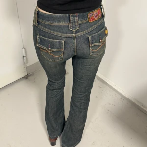 Bootcut jeans - Lågmidjade bootcutjeans med coola fickor