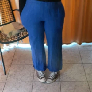 Blåa linnebyxor med vida ben  - Himmelsk blåa linnebyxor i skönt material  Står S/M i lappen, skulle säga att de sitter som S. Använda vid enstaka tillfällen, så som nya.  Perfekta nu till sommaren! 