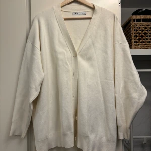 Stickad kofta - Fin stickad kofta, knappt använd.