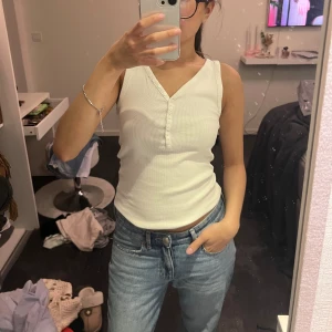 Linne med knappar - V-ringat linne med knappar. I bra skick 