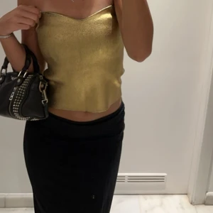 Bandeu topp - Jättesnygg guldig bandeau topp. Köpt från Zara och knappt änvänd så i nyskick! ❣️❣️