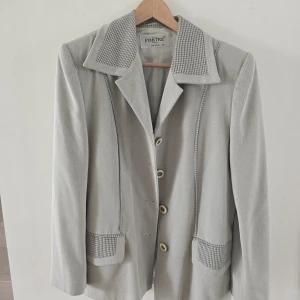 Grå blazer  - Grå blazer från Portre, storlek 40. Vadderade axlar