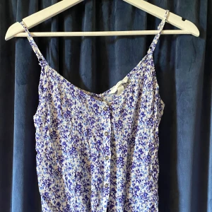 Sommarlinne  - Ett linne med blåa blommor