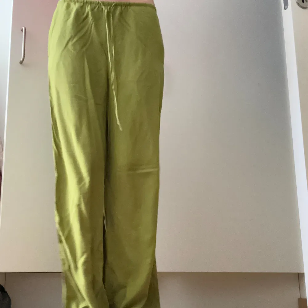 Ett par luftiga gröna lång byxor perfekta till sommarn,från HM. Knappt använda. Säljer då dem är lite för stora och inte kommer till användning längre. Går att ha både hög och låg midja. Jag är 172 och för mig är dem nästan lite för långa. 🌸. Jeans & Byxor.
