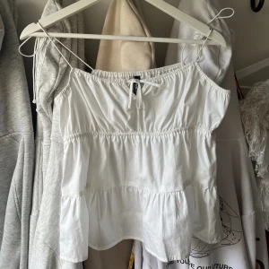 Vit topp  - Jätte sött linne från HM i storlek 36. Går att använda till allt☀️🤗