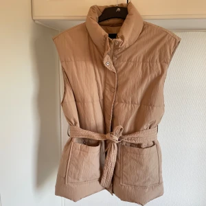 Väst  - Storlek 40 nyskick 