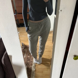 Ljusgrå mjukisbyxor  - Ett par fina mjukisbyxor från märket Andy by Frank Dandy. Säljer dessa då jag inte använt de på länge. 