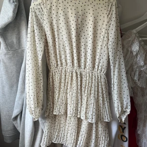 Klänning  - Jätte fin prickig klänning från Gina tricot. Klänningen är i storlek 34 men passar S också. Jätte söt och användbar😄