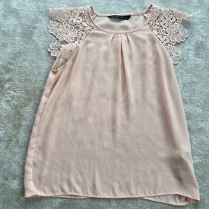 Jätte fin rosa blus från zara - Jag säljer min fina blus från zara som är i fint skick!  Storlek: M  Den är underbar nu när sommaren är här!🩷🌸priset kan diskuteras! 