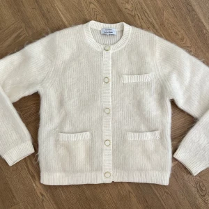 Stickad kofta Other stories💗 - Superfin other stories kofta i nyskick. Nypris: 1300kr Extra knapp ingår