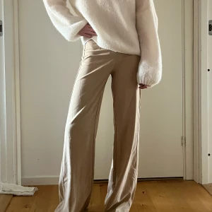 Beige kostymbyxor  - Beige kostymbyxor som tyvärr inte används längre! Kom gärna emd prisförslag! 