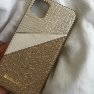 Skal - Mobilskal ifrån Ideal Of sweden till iPhone 12+ 