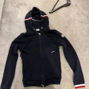 Moncler stripe hoodie - Storlek XS/S Bra skick  Dm vid frågor