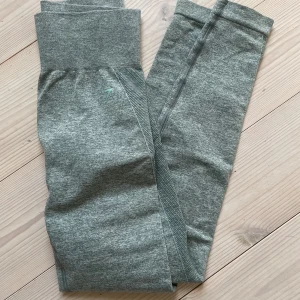Gymshark tränings byxor  - Super snygga tärnings tights från gymshark men en markering under rumpan. Knappt använda 🥰
