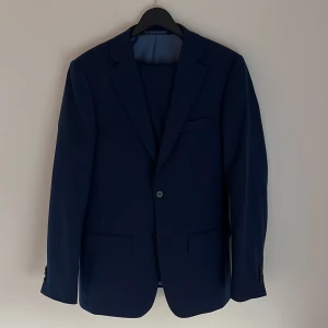 Kostym Dressman - Blå kostym Dressman Kavaj Storlek 44 regular  Slim fit  Byxor Storlek 31/32