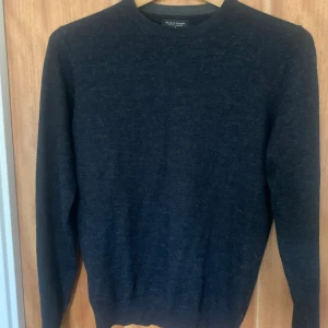 Svart Brunn & Stengade tröja - Det står m, men sitter som s. För kort på längden för mig, så kan tyvärr inte visa bild med den på. Inge hål eller fläckar