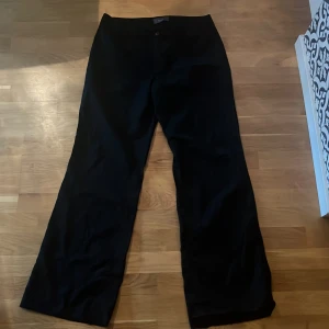 filippa k kostymbyxor - jätte fina filippa k kostymbyxor, storlek L, lite slitna på ena byxbenet längst ner men inget som märks