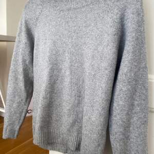 fin stickad tröja från vero moda, tröjan är i bra skick och är köpt för 250 kr 😇