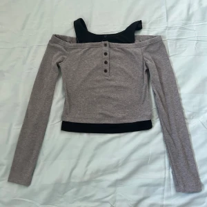 Unik tröja Tvätonad Möta Kallt 2-i-1 - Tröja är från SHEIN och har aldrig används dvs den är ny ! 🎀