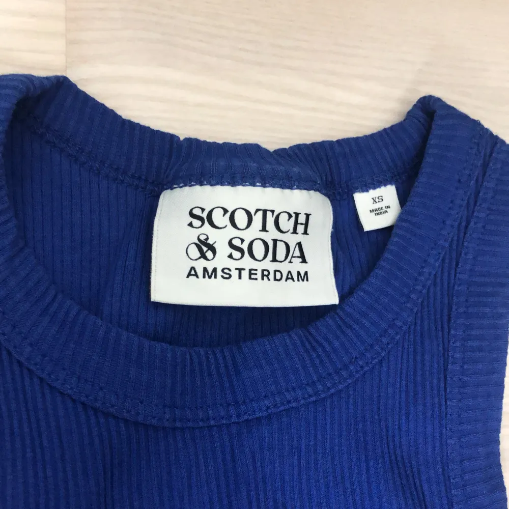 Blått linne från Scotch & Soda som är perfekt till sommaren🌴Aldrig använt men säljer billigt på grund av att sömmen har gått upp lite på baksidan av toppen, syns på sista bilden🪸. Toppar.