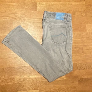 Jacob cohen jeans - Tja säljer detta par skitsnygga Jacob cohen jeans i storlek 32. Grymt skick 9/10. Säljer då de inte kommer till användning. Modellen på bilden är 183 och väger 70kg